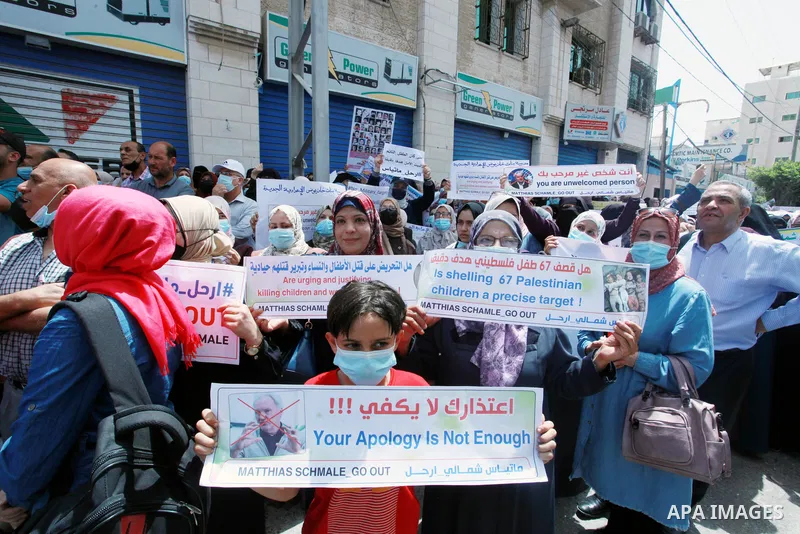 Palestinian employees of United Nations Relief and Works Agency (UNRWA) take part in a protest demanding the departure of Matthias Schmale, the director of operations for the UNRWA, "Matthias Shamali ... Go Out "outside...