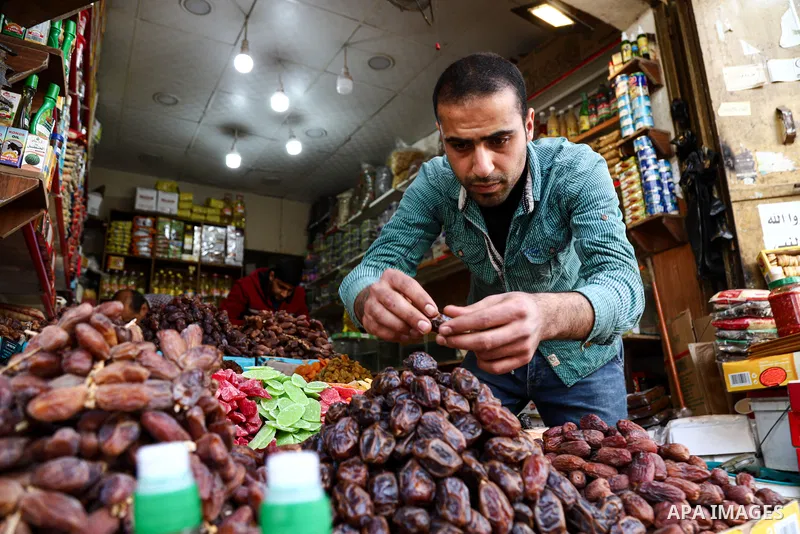 Palestinians shop at al-Zawya market ahead the Muslims holy month of Ramadan, amid the coronavirus disease (COVID-19), in Gaza city on on April 7, 2021. Al-Zawya market is one of the oldest markets in Gaza strip. Palesti...