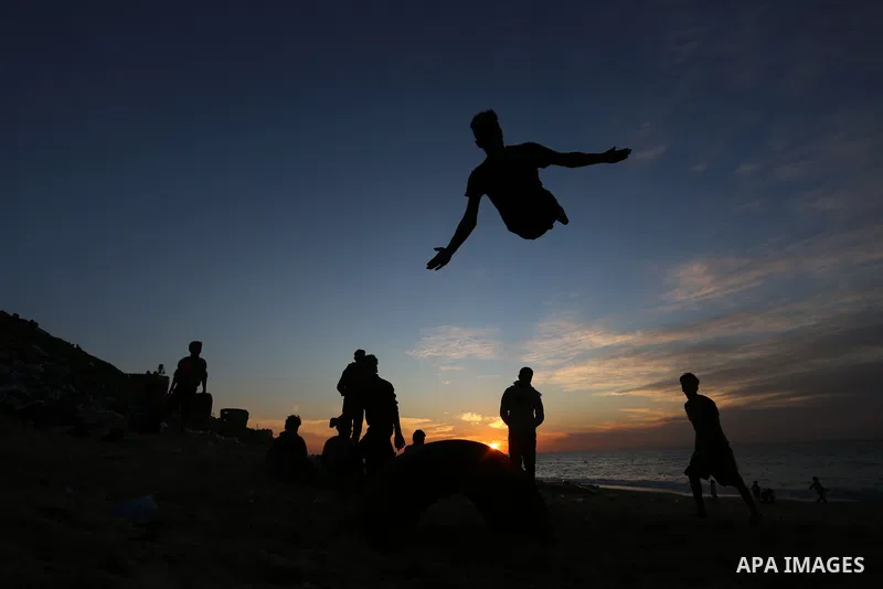 A Palestinian man demonstrates his parkour skills on the beach, amid the outbreak of the coronavirus disease (COVID-19), in Deir Al-Balah in the center of the Gaza Strip on January 26, 2021. Photo by Ashraf Amra