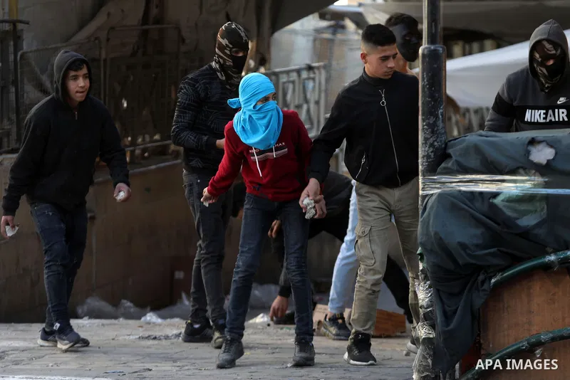 Palestinian protesters clash with Israeli troops in the West Bank city of Hebron on January 7, 2022. Photo by Mamoun Wazwaz