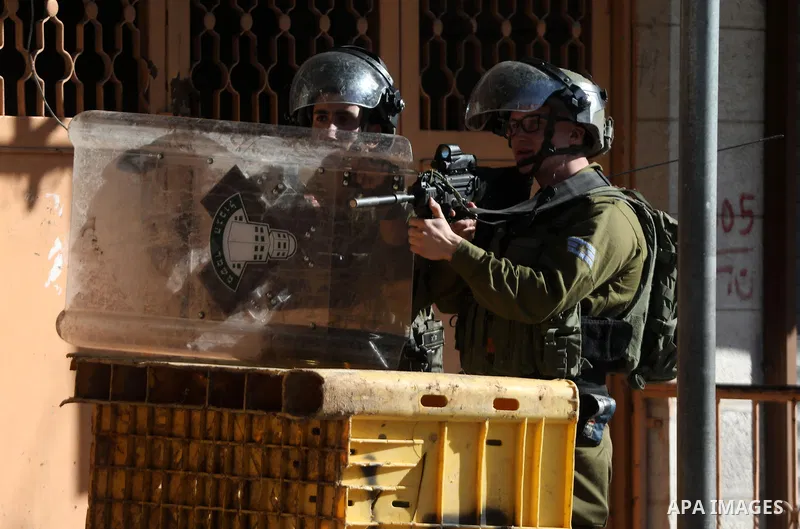 Palestinian protesters clash with Israeli troops in the West Bank city of Hebron on January 7, 2022. Photo by Mamoun Wazwaz