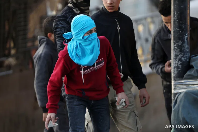 Palestinian protesters clash with Israeli troops in the West Bank city of Hebron on January 7, 2022. Photo by Mamoun Wazwaz