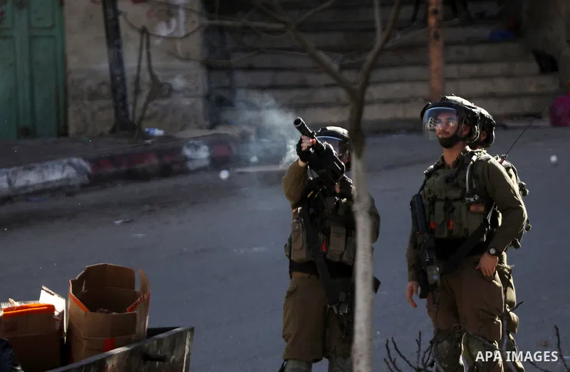 Palestinian protesters clash with Israeli troops in the West Bank city of Hebron on January 7, 2022. Photo by Mamoun Wazwaz