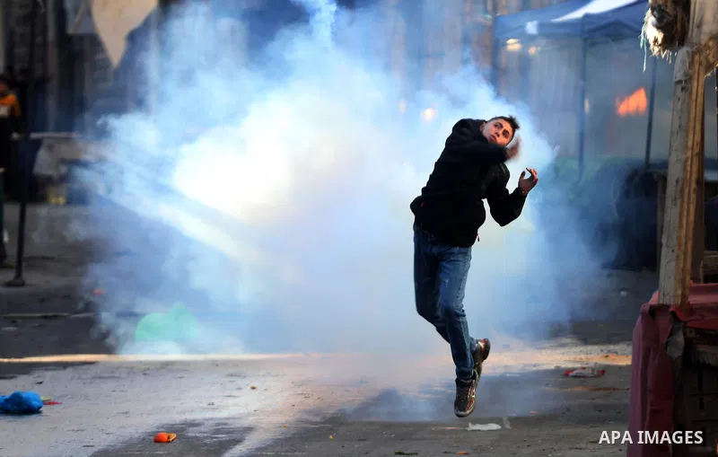 Palestinian protesters clash with Israeli troops in the West Bank city of Hebron on January 7, 2022. Photo by Mamoun Wazwaz