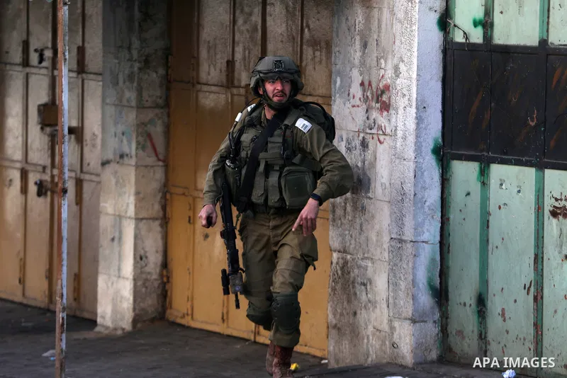 Palestinian protesters clash with Israeli troops in the West Bank city of Hebron on January 7, 2022. Photo by Mamoun Wazwaz
