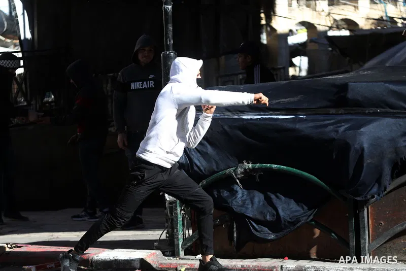 Palestinian protesters clash with Israeli security forces in the centre of the West Bank town of Hebron, on January 21, 2022. Photo by Mamoun Wazwaz
