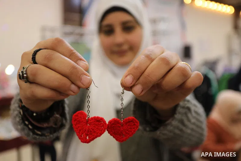 Palestinians participate in the first-of-its-kind marketing exhibition "Gaza Bazaar", in Gaza city on Feb. 13, 2022. Photo by Ashraf Amra