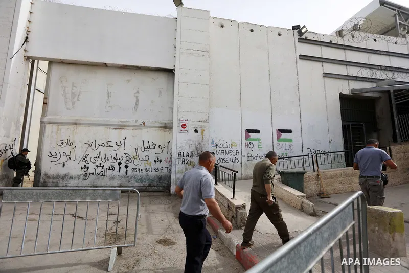 Palestinian Muslim worshippers are pictured at an Israeli controlled checkpoint as they make their way to attend the first Friday prayers of Ramadan in Jerusalem's Al-Aqsa mosque, on April 8, 2022 along Israel's controve...