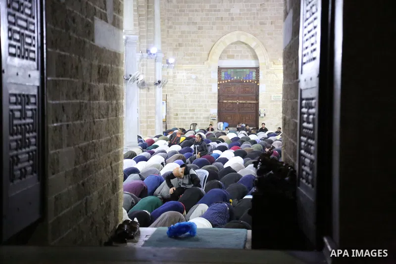 Palestinian worshippers pray on Laylat al-Qadr at the al-Omary mosque in Gaza city on April 29, 2022. Photo by Bashar Taleb