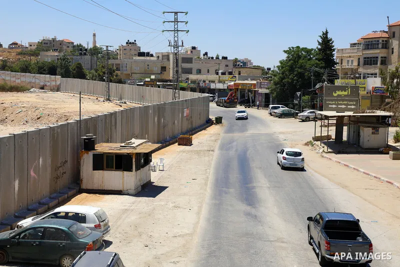 A picture taken on July 18, 2022 shows a new section of Israel's controversial separation barrier built by Israeli authorities around Beit El settlement at the northern entrance to the city of Ramallah in the West Bank....