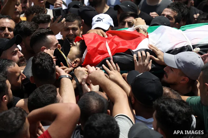 Mourners carry the bodies of Palestinian commander of the Al-Aqsa Martyrs' Brigade Ibrahim al-Nabulsi along with two of his comrades, who were killed in an Israeli raid, during a funeral procession in the West Bank city...