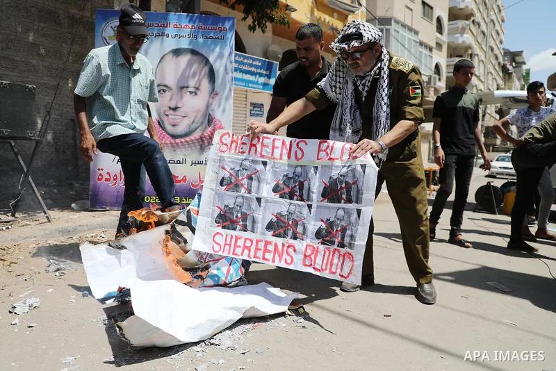 Palestinians burn Israeli and American flags following Friday prayer in solidarity with prisoners in Israeli jails in front of Red Cross office, in Gaza city on August 26, 2022. More than 4500 Palestinian prisoners in Is...