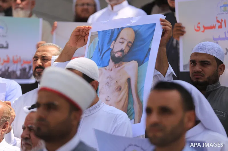 Members of the Palestine Scholars Association take part in a protest in solidarity with prisoners on hunger strike in Israeli jails, in front of Red Cross office, in Gaza city on August 31, 2022. There are currently 4500...