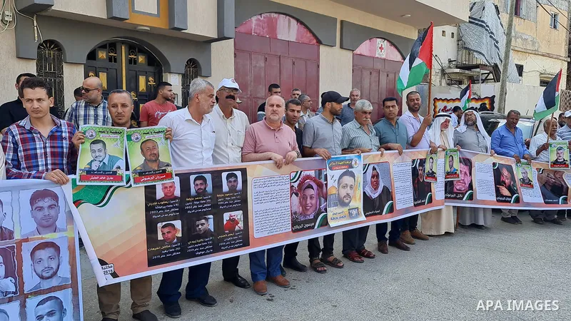 Palestinians take part in solidarity with pisoners in Israeli jails, marking the upcoming first anniversary of the Freedom Tunnel operation "Gilboa Tunnel", in front of the Red Cross headquarters in Khan Younis in the so...