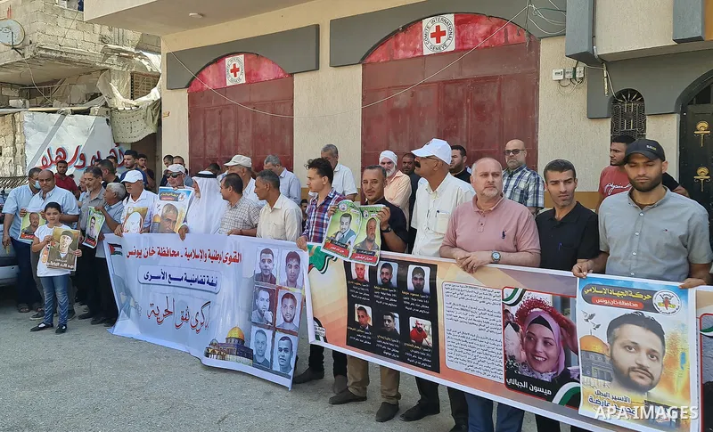 Palestinians take part in solidarity with pisoners in Israeli jails, marking the upcoming first anniversary of the Freedom Tunnel operation "Gilboa Tunnel", in front of the Red Cross headquarters in Khan Younis in the so...