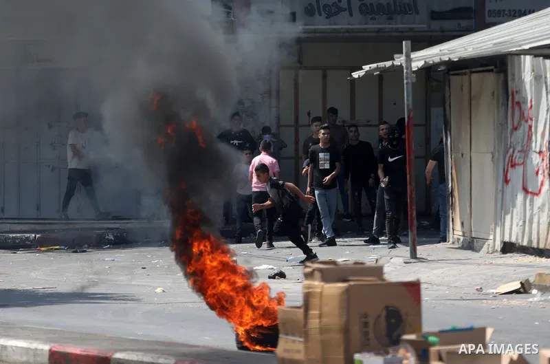 Palestinian protesters clash with Israeli forces in the West Bank city of Hebron following the killing of 3 Palestinian duting Israeli military raid in Nablus city, on August 9, 2022. Three people were killed including P...