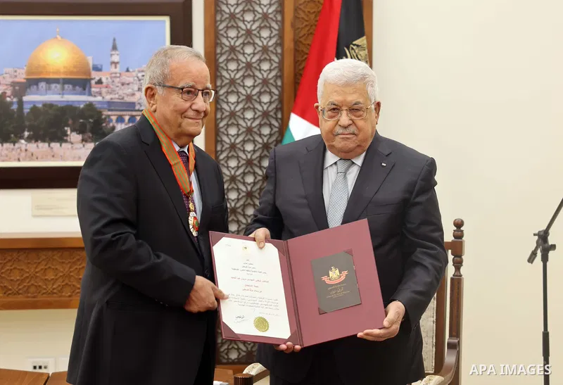 Palestinian president Mahmoud Abbas honors Marwan Abdel Hamid, in the West Bank city of Ramallah on August 30, 2022. Photo by Thaer Ganaim\ apaimages