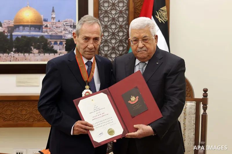 Palestinian president Mahmoud Abbas honors Ambassador Imad Al-Jada, in the West Bank city of Ramallah on August 30, 2022. Photo by Thaer Ganaim\ apaimages