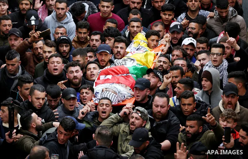 Palestinian mourners carry the body of Ahmad Saif, who died as a result of injuries sustained four days ago during clashes with Israeli soldiers following a demonstration, during his funeral in the West Bank village of B...