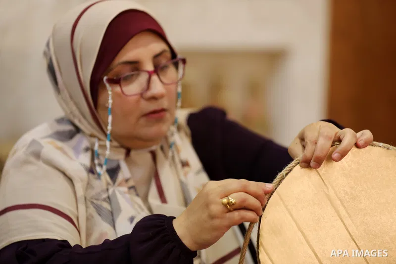 Palestinian woman, Raghda Abu Assi makes handicrafts from burlap at her home in Gaza city on August 14, 2023. A family project in which all family members have been working for more than 27 years, using burlap to revive...