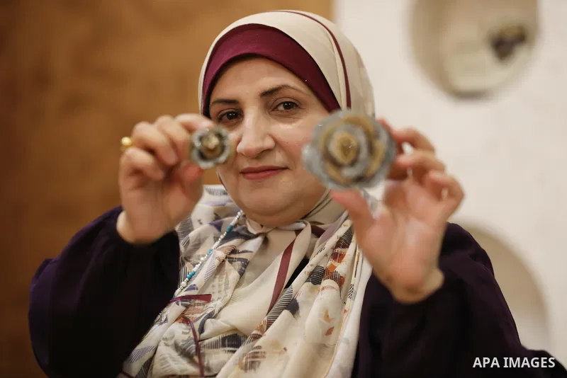 Palestinian woman, Raghda Abu Assi makes handicrafts from burlap at her home in Gaza city on August 14, 2023. A family project in which all family members have been working for more than 27 years, using burlap to revive...