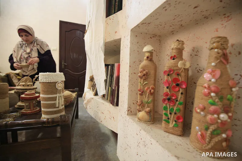 Palestinian woman, Raghda Abu Assi makes handicrafts from burlap at her home in Gaza city on August 14, 2023. A family project in which all family members have been working for more than 27 years, using burlap to revive...