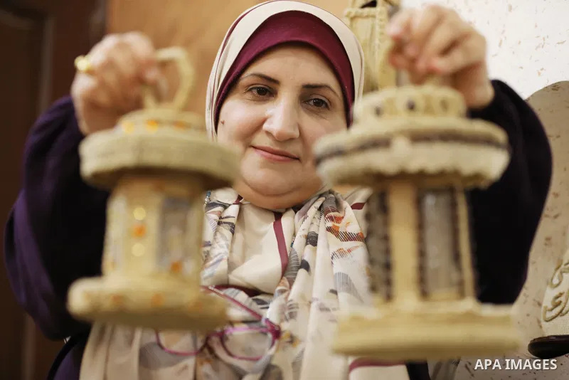 Palestinian woman, Raghda Abu Assi makes handicrafts from burlap at her home in Gaza city on August 14, 2023. A family project in which all family members have been working for more than 27 years, using burlap to revive...