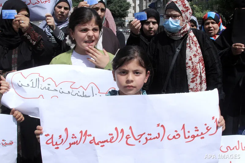 Palestinians of WFP beneficiaries take part in a protest against the stopping of aid, in front of United Nations Development Programme office (UNDP) in Gaza city on May 24, 2023. WFP pauses food distribution in Gaza foll...