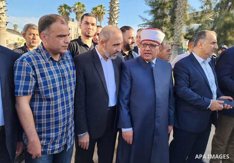 Palestinian Minister of Awqaf and Religious Affairs Hatem Al-Bakri bids farewell to Muslim pilgrims before they leave to perform the annual Hajj pilgrimage in Mecca, at the Rafah border crossing in the southern Gaza Stri...