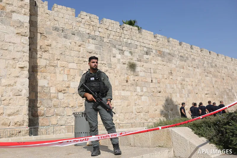 September 6, 2023, Jerusalem: Jerusalem (-), 06/09/2023.- An armed Israeli police officer keeps watch behind a cordong at the scene of a stabbing attack near the Jaffa Gate of Jerusalem's Old City, 06 September 2023. Isr...