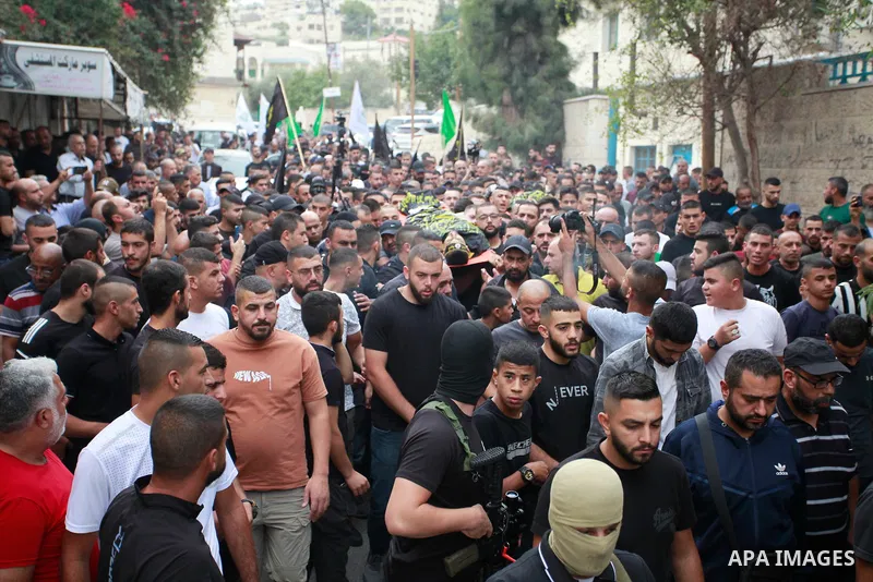 Palestininas carry the bodies of Islamic Jihad members Jawad Turki and Aysar Almer, killed this morning during clashes with the Israeli army in the Jenin refugee camp, during their funeral in the occupied West Bank city...