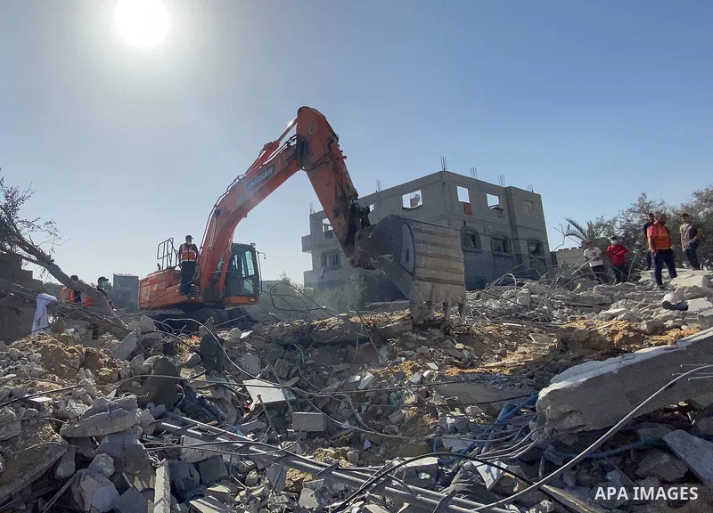 Locals carry out search and rescue operations after an Israeli attack hits buildings in El-Zawaida, Central Gaza Strip, on November 04, 2023. Photo by Omar Al-Dirawi\ apaimages