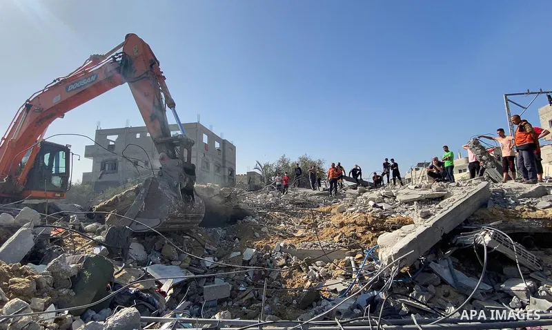 Locals carry out search and rescue operations after an Israeli attack hits buildings in El-Zawaida, Central Gaza Strip, on November 04, 2023. Photo by Omar Al-Dirawi\ apaimages