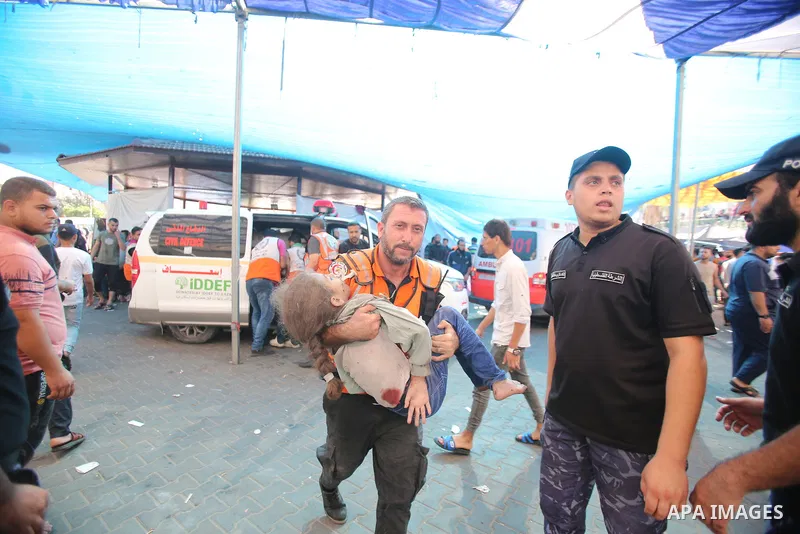 A Palestinian man carrying a girl enters the Al-Shifa hospital following the Israeli bombardment of Gaza City's Mansura neighbourhood, in the eastern suburb of Shujaiya on November 4, 2023, amid the ongoing battles betwe...