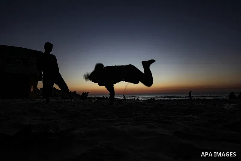 Displaced Palestinians gather on the beach in Deir al-Balah in the central Gaza Strip, on 29 November 2023. during the truce between Israel and Hamas, which lasted for 6 days. Photo by Omar Ashtawy\ apaimages