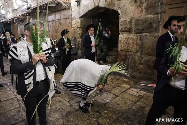 October 4, 2023, Jerusalem: Jerusalem (-), 04/10/2023.- Orthodox Jews hold the the four species and pray during the Priestly Blessing 'Birkat Kohanim' prayer at the Feast of Tabernacles near the gate leading to Al Aqsa M...