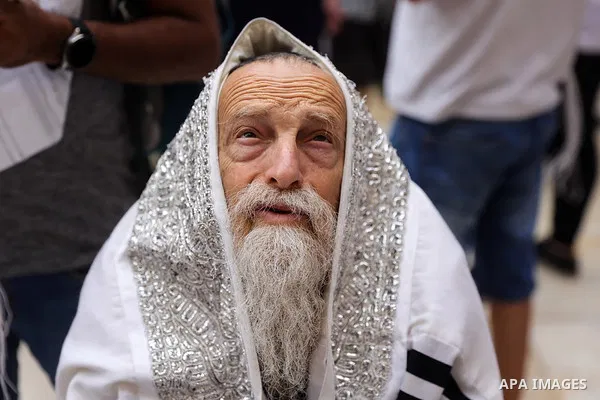 October 4, 2023, Jerusalem: Jerusalem (-), 04/10/2023.- An Orthodox Jewish man attends the Priestly Blessing 'Birkat Kohanim' prayer during the Feast of Tabernacles at the Western Wall in Jerusalem's Old City, 04 October...