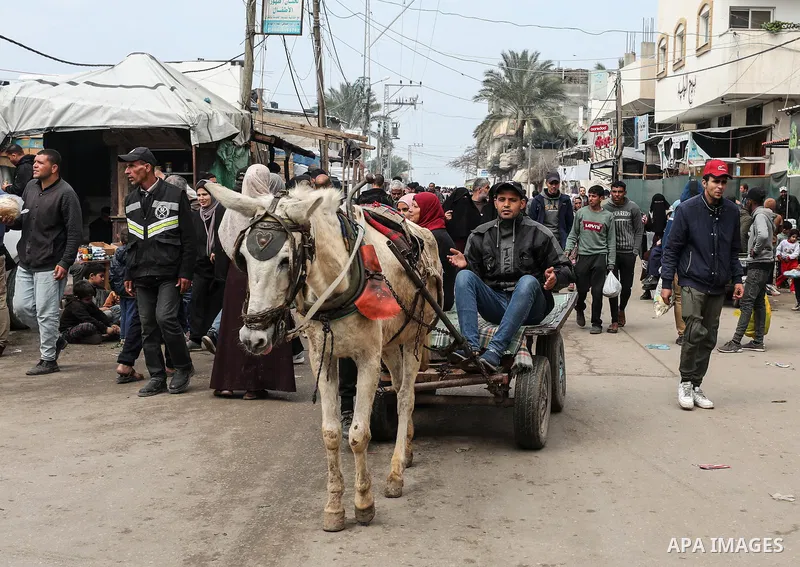 Palestinians, who took refuge in Dair El-Balah City, flock to the bazaars to meet their needs as Israeli attacks continue in Dair El-Balah, Gaza Strip on February 24, 2024. Photo by Bashar Taleb\ apaimages