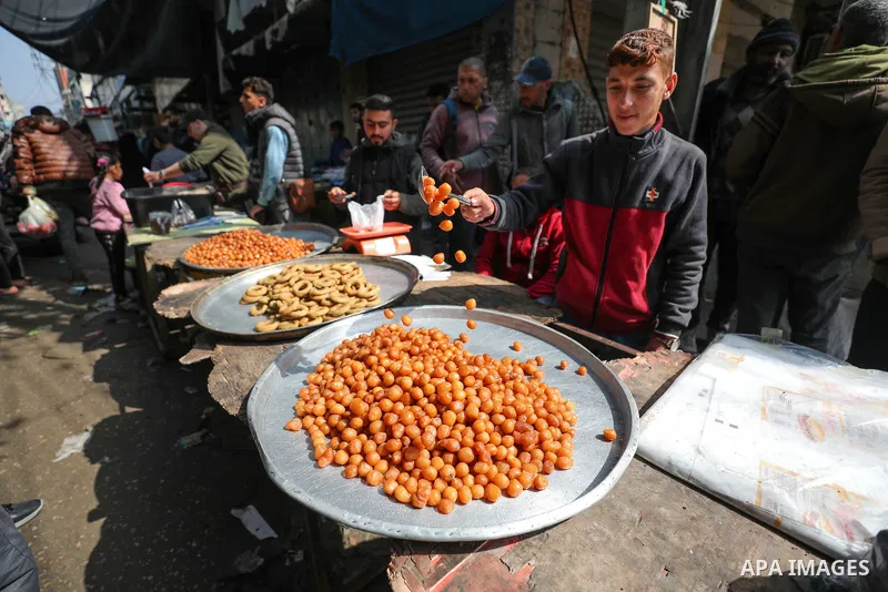 Palestinians, who took refuge in Dair El-Balah City, flock to the bazaars to meet their needs as Israeli attacks continue in Dair El-Balah, Gaza Strip on February 24, 2024. Photo by Bashar Taleb\ apaimages