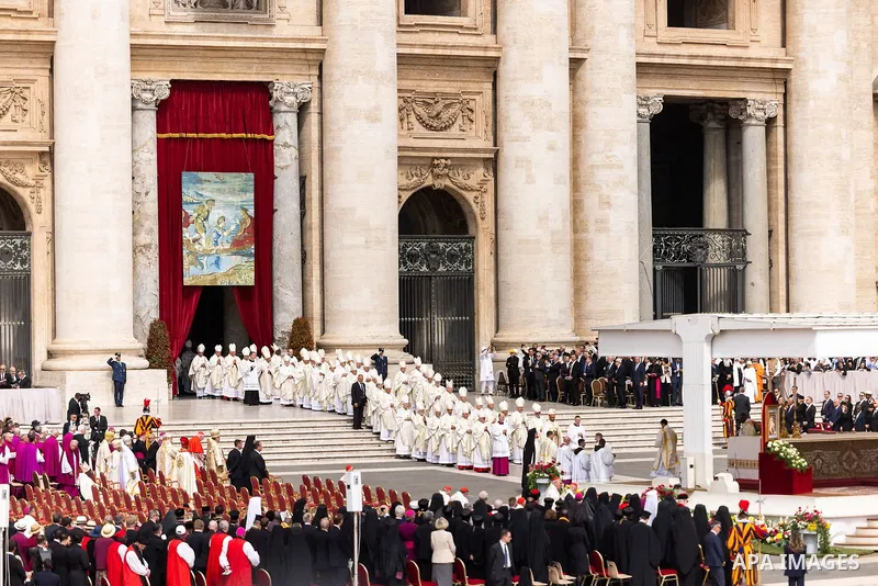 A general view shows pilgrims and faithfull attendint Pope Leo XIV's Holy Mass for the Beginning of his Pontificate, in St Peter's square in The Vatican on May 18, 2025. Photo by PRESIDENT OF UKRAINE\ apaimages