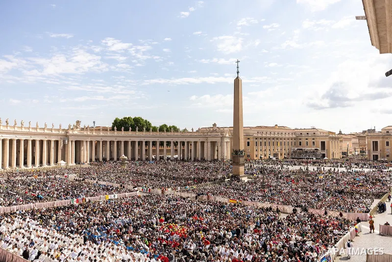 A general view shows pilgrims and faithfull attendint Pope Leo XIV's Holy Mass for the Beginning of his Pontificate, in St Peter's square in The Vatican on May 18, 2025. Photo by PRESIDENT OF UKRAINE\ apaimages