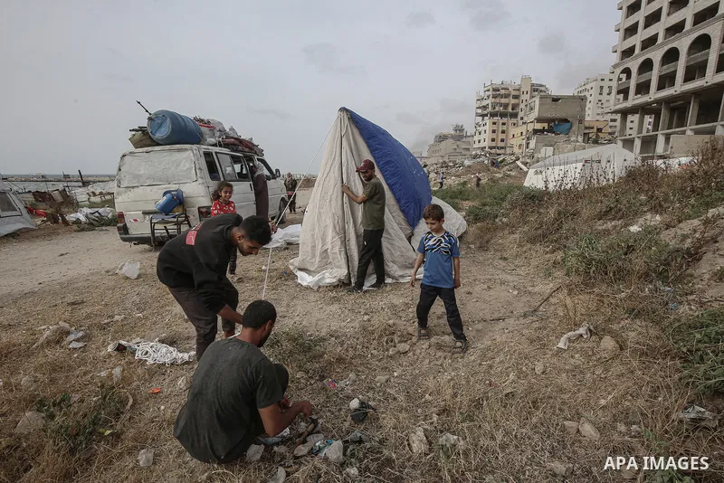 Displaced Palestinians set up makeshift tents at the Gaza Port for shelter following Israel attacks on northern of Gaza Strip, on May 18, 2025. Civilians forced to flee from the northern and eastern regions now live in m...