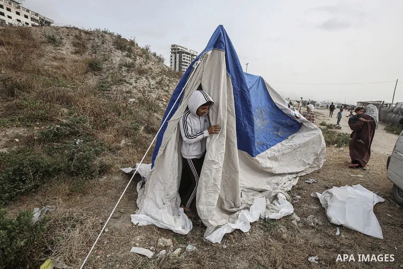 Displaced Palestinians set up makeshift tents at the Gaza Port for shelter following Israel attacks on northern of Gaza Strip, on May 18, 2025. Civilians forced to flee from the northern and eastern regions now live in m...