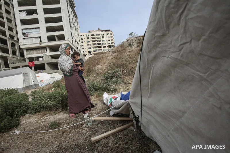 Displaced Palestinians set up makeshift tents at the Gaza Port for shelter following Israel attacks on northern of Gaza Strip, on May 18, 2025. Civilians forced to flee from the northern and eastern regions now live in m...