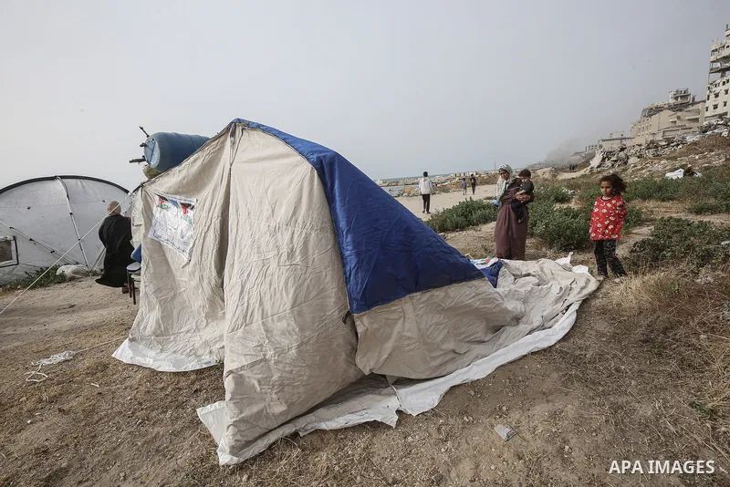 Displaced Palestinians set up makeshift tents at the Gaza Port for shelter following Israel attacks on northern of Gaza Strip, on May 18, 2025. Civilians forced to flee from the northern and eastern regions now live in m...