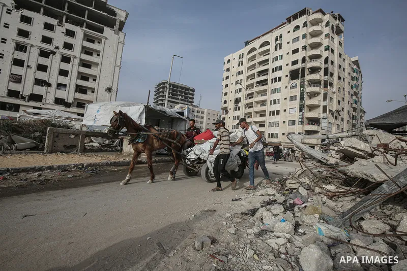 Displaced Palestinians set up makeshift tents at the Gaza Port for shelter following Israel attacks on northern of Gaza Strip, on May 18, 2025. Civilians forced to flee from the northern and eastern regions now live in m...