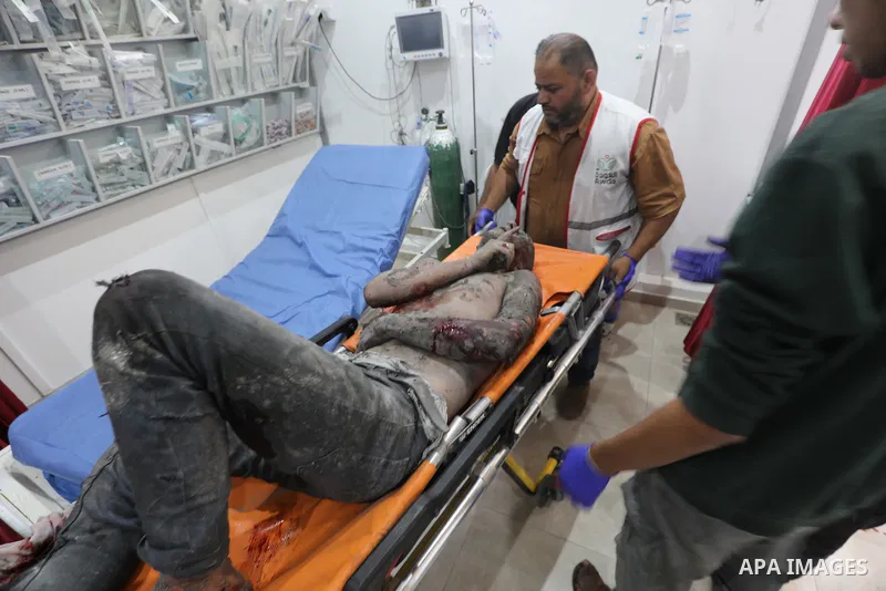 Plestinians transport the wounded and those who lost their lives incloud childern to Al-Awda Hospital after an Israeli bombing on school sheltering displaced people in the Nuseirat camp in the central Gaza Strip, on May...