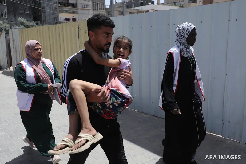 Plestinians transport the wounded and those who lost their lives incloud childern to Al-Awda Hospital after an Israeli bombing on school sheltering displaced people in the Nuseirat camp in the central Gaza Strip, on May...