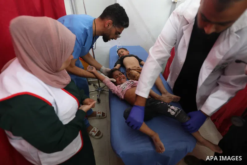 Plestinians transport the wounded and those who lost their lives incloud childern to Al-Awda Hospital after an Israeli bombing on school sheltering displaced people in the Nuseirat camp in the central Gaza Strip, on May...