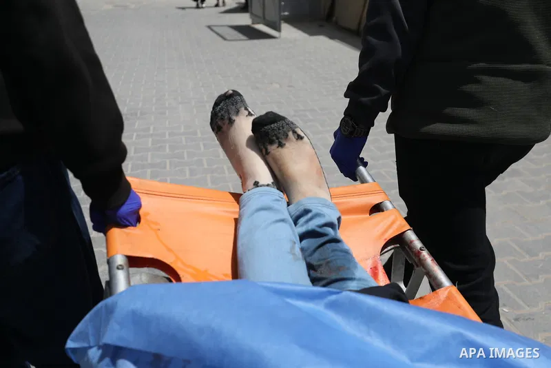 Plestinians transport the wounded and those who lost their lives incloud childern to Al-Awda Hospital after an Israeli bombing on school sheltering displaced people in the Nuseirat camp in the central Gaza Strip, on May...